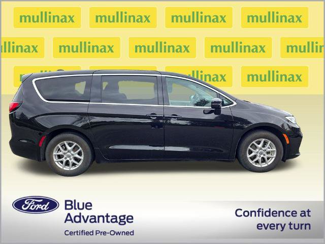 Used 2024 Chrysler Pacifica Touring-L FWD image 2