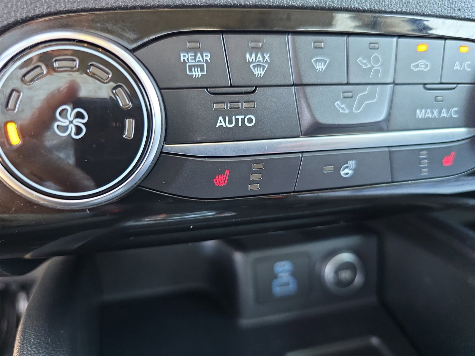 Certified 2021 Ford Escape SE w/ SE Sport Appearance Package image 19