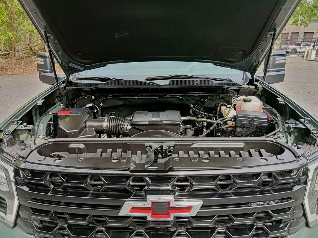 Used 2025 Chevrolet Silverado 2500 ZR2 w/ Technology Package image 11