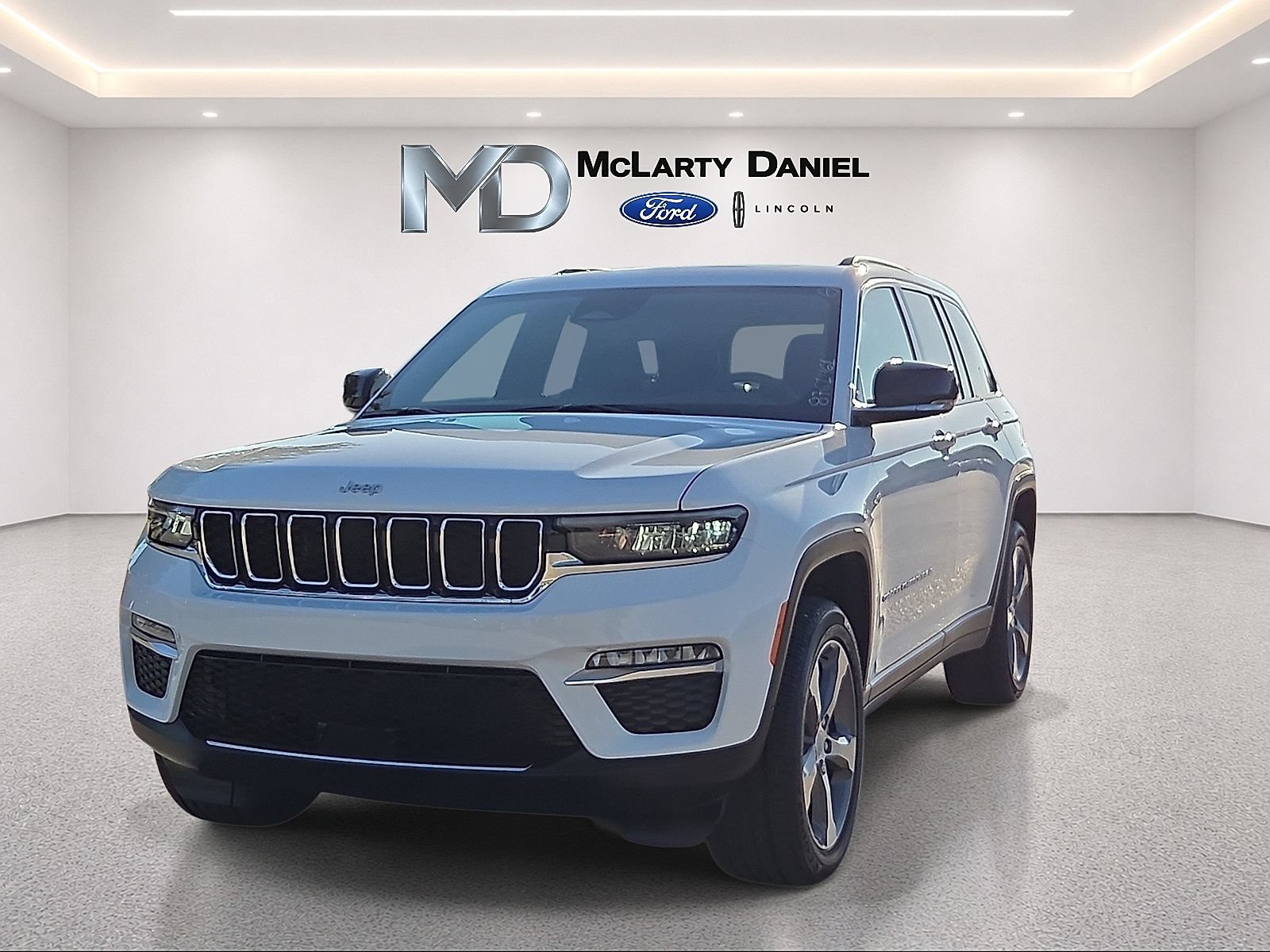 Used 2025 Jeep Grand Cherokee Limited w/ Trailer Tow Package AWD/4WD image 2