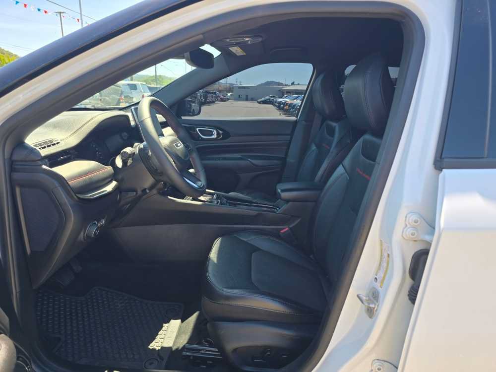 Used 2023 Jeep Compass Trailhawk w/ Trailhawk Convenience Group AWD/4WD image 9