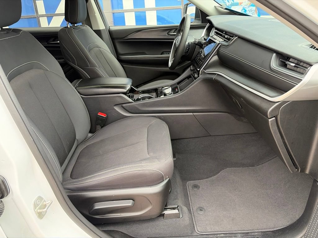 Used 2023 Jeep Grand Cherokee L Laredo RWD image 12