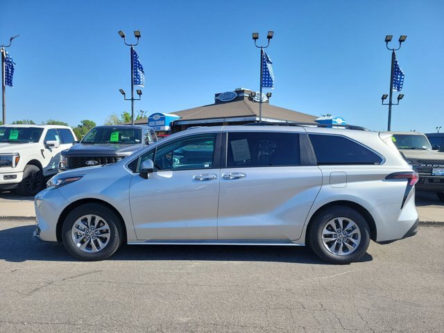 Used 2025 Toyota Sienna LE AWD/4WD image 2