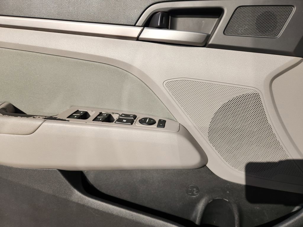 Used 2017 Hyundai Elantra SE image 22