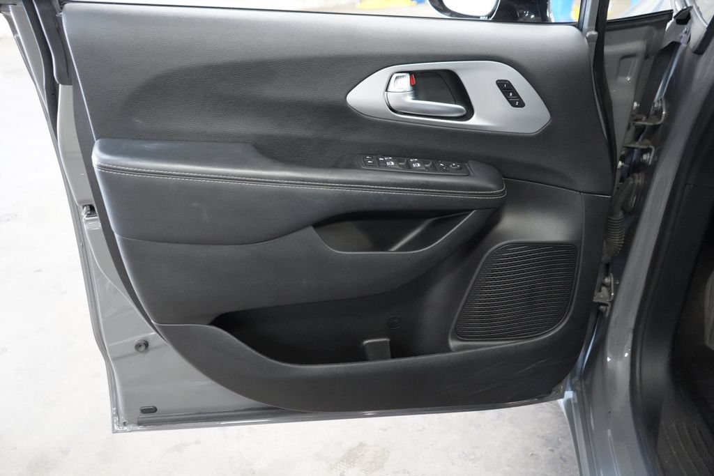 Used 2025 Chrysler Pacifica Limited FWD image 16