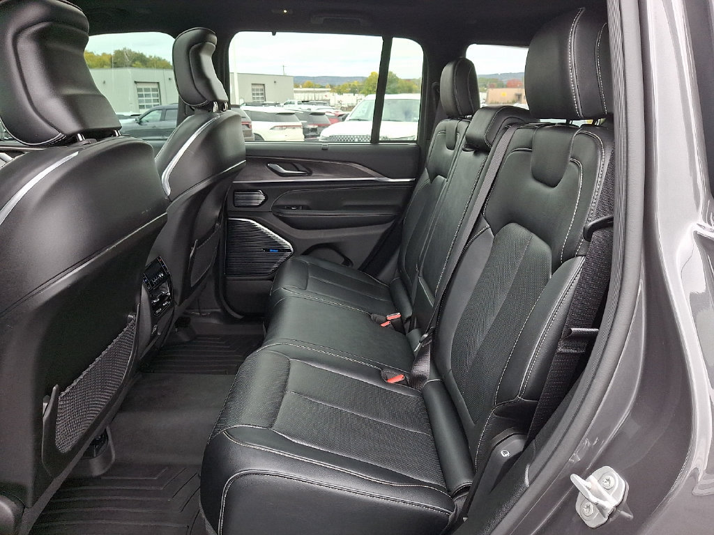 Used 2022 Jeep Grand Cherokee Overland AWD/4WD image 10