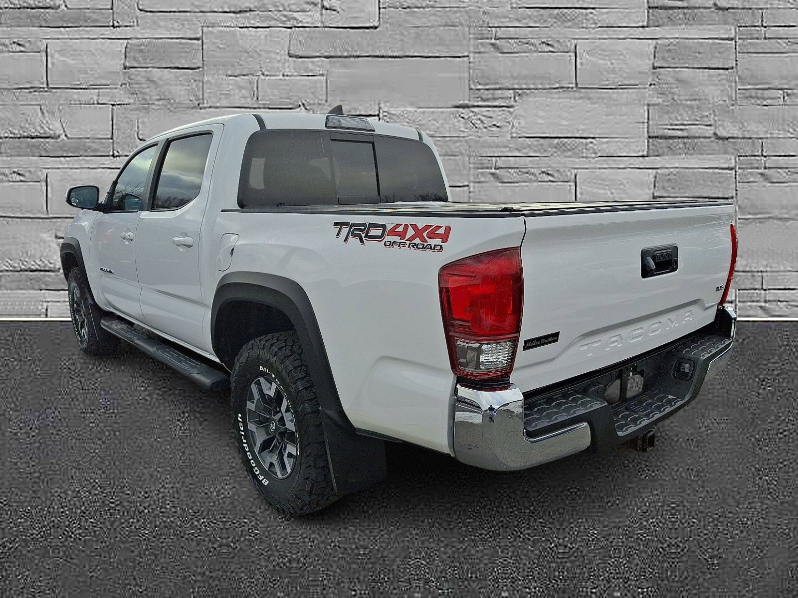 Used 2017 Toyota Tacoma TRD Off-Road image 8