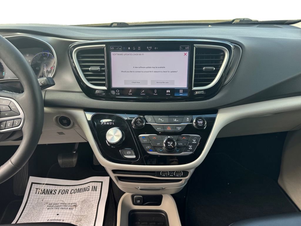 Used 2024 Chrysler Pacifica Touring-L image 13