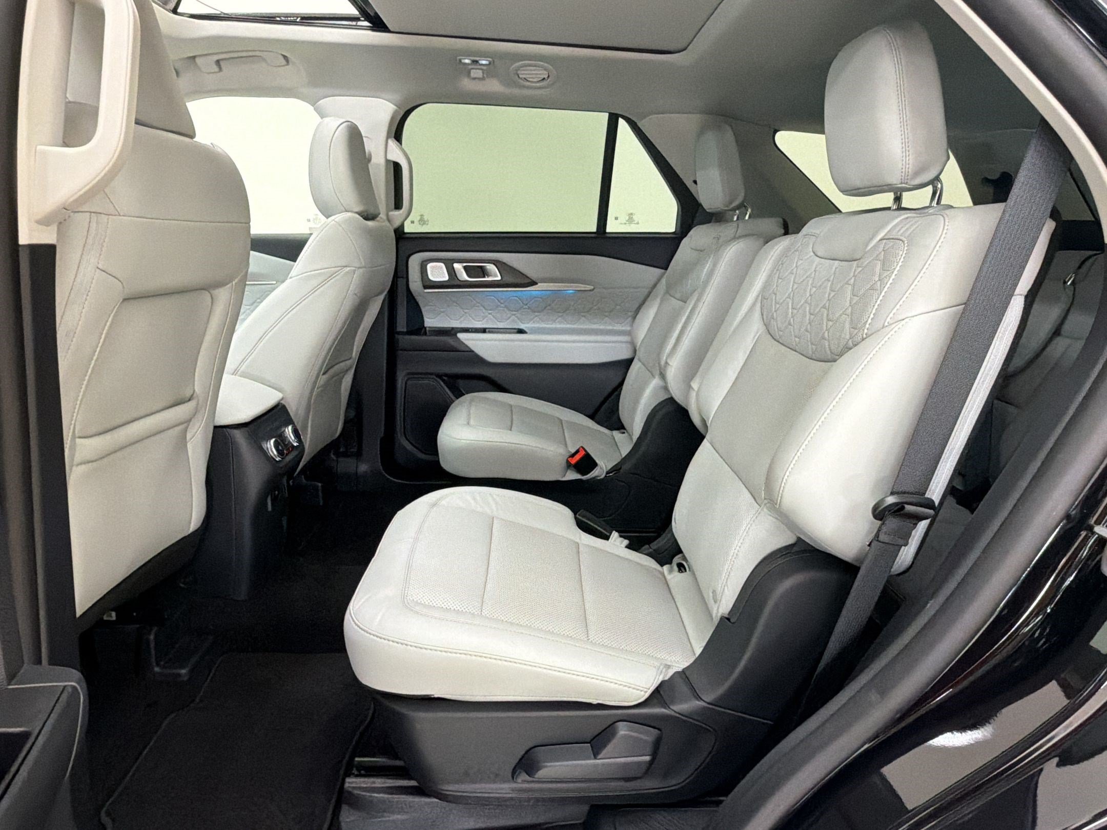 Certified 2025 Ford Explorer Platinum w/ Ultimate Package AWD/4WD image 15