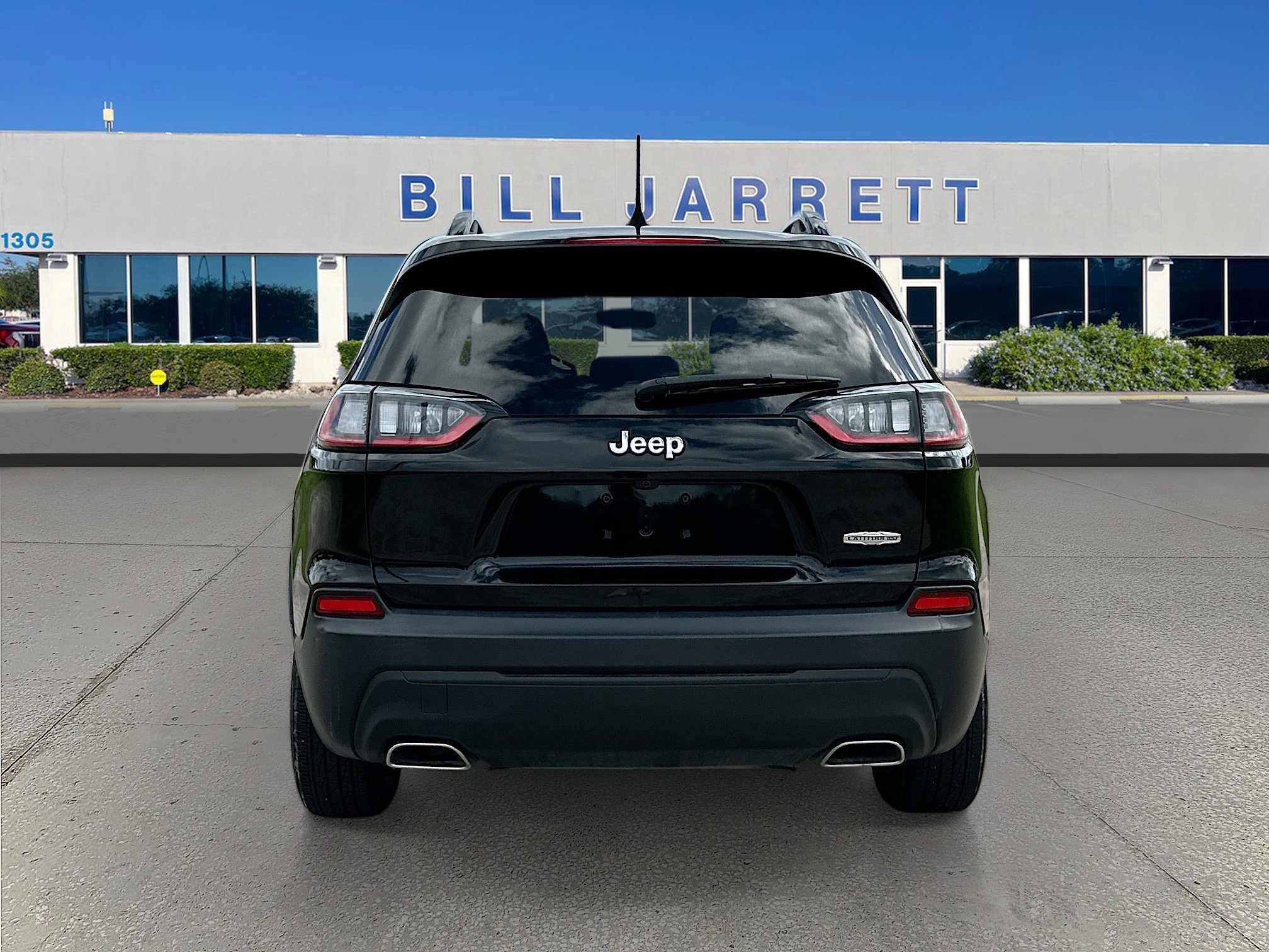 Used 2022 Jeep Cherokee Latitude Lux w/ Mopar Interior Package FWD image 4