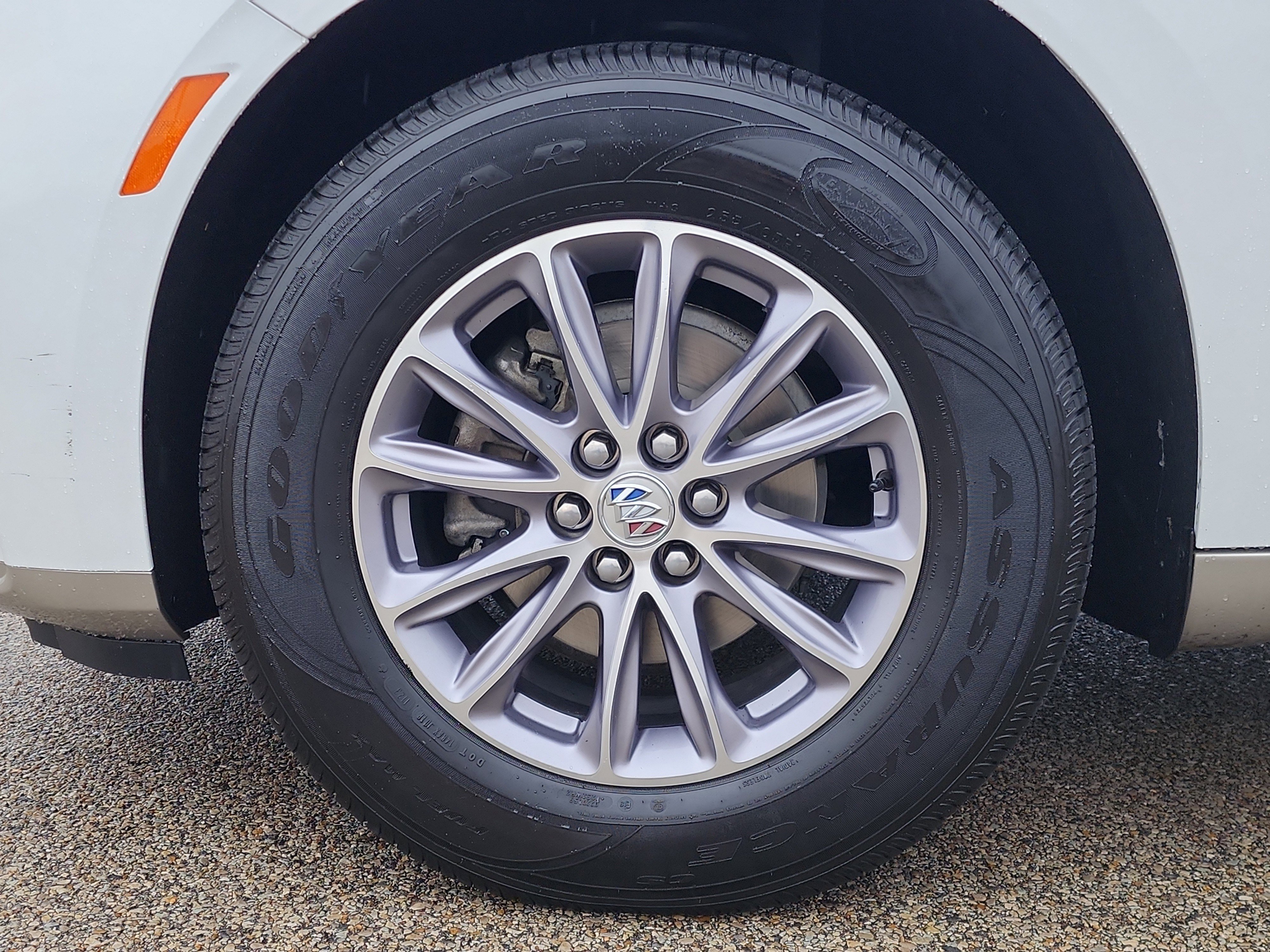 Used 2023 Buick Enclave Essence image 9