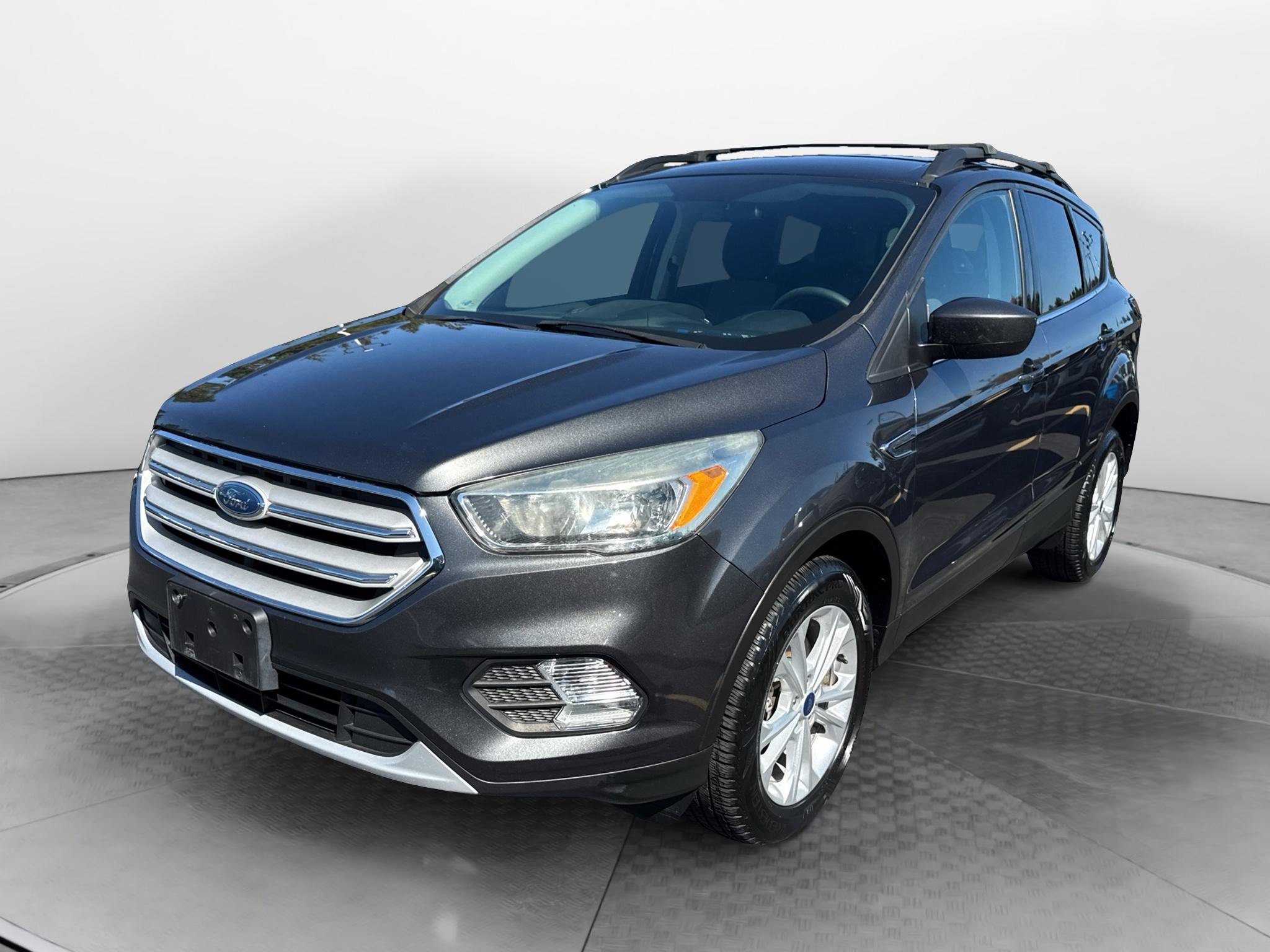 Certified 2018 Ford Escape SE w/ SE Sync 3 Package AWD/4WD image 1