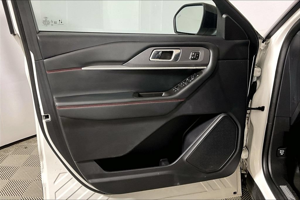 Certified 2025 Ford Explorer ST-Line w/ Premium Package RWD image 18