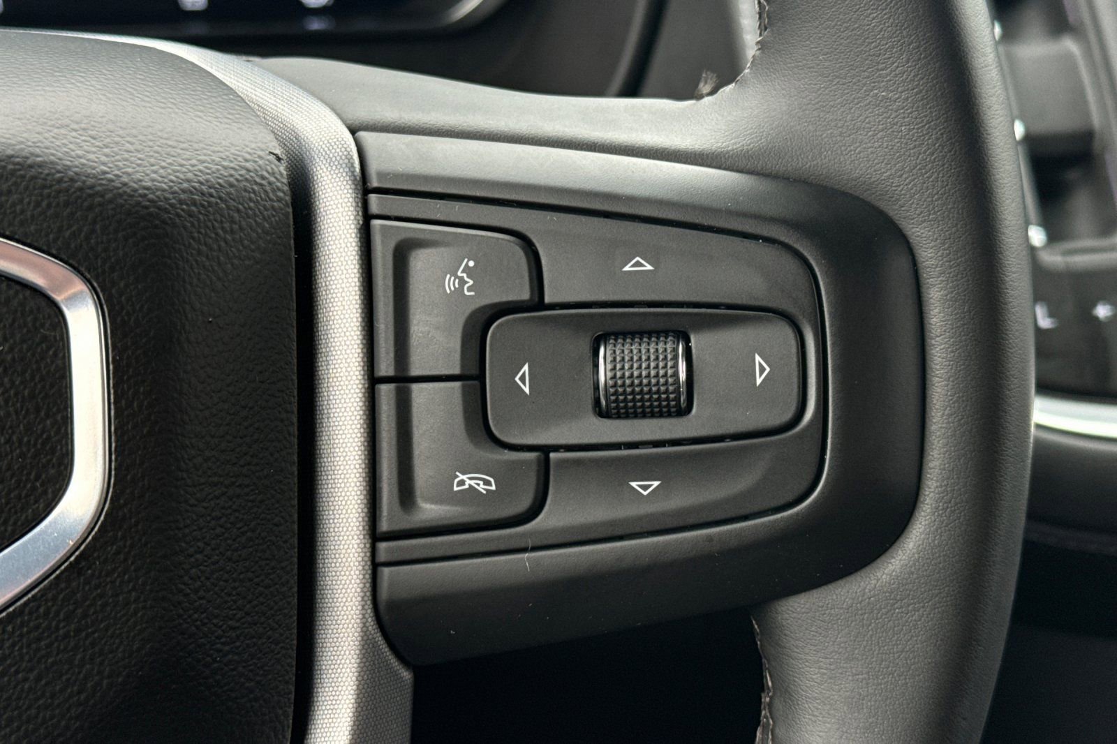 Used 2024 GMC Yukon XL SLE image 26