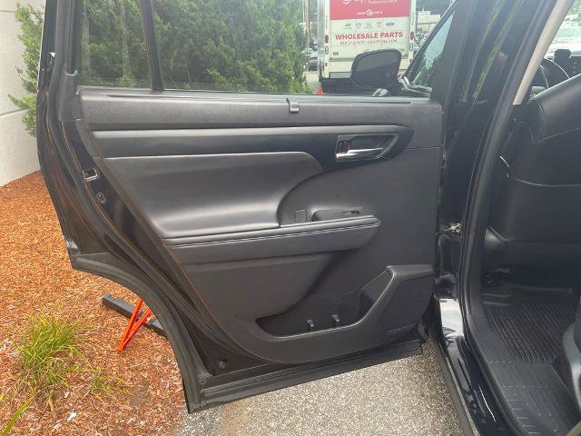 Used 2022 Toyota Highlander XLE AWD/4WD image 28
