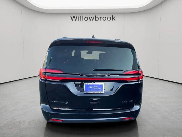 Used 2025 Chrysler Pacifica Limited FWD image 4
