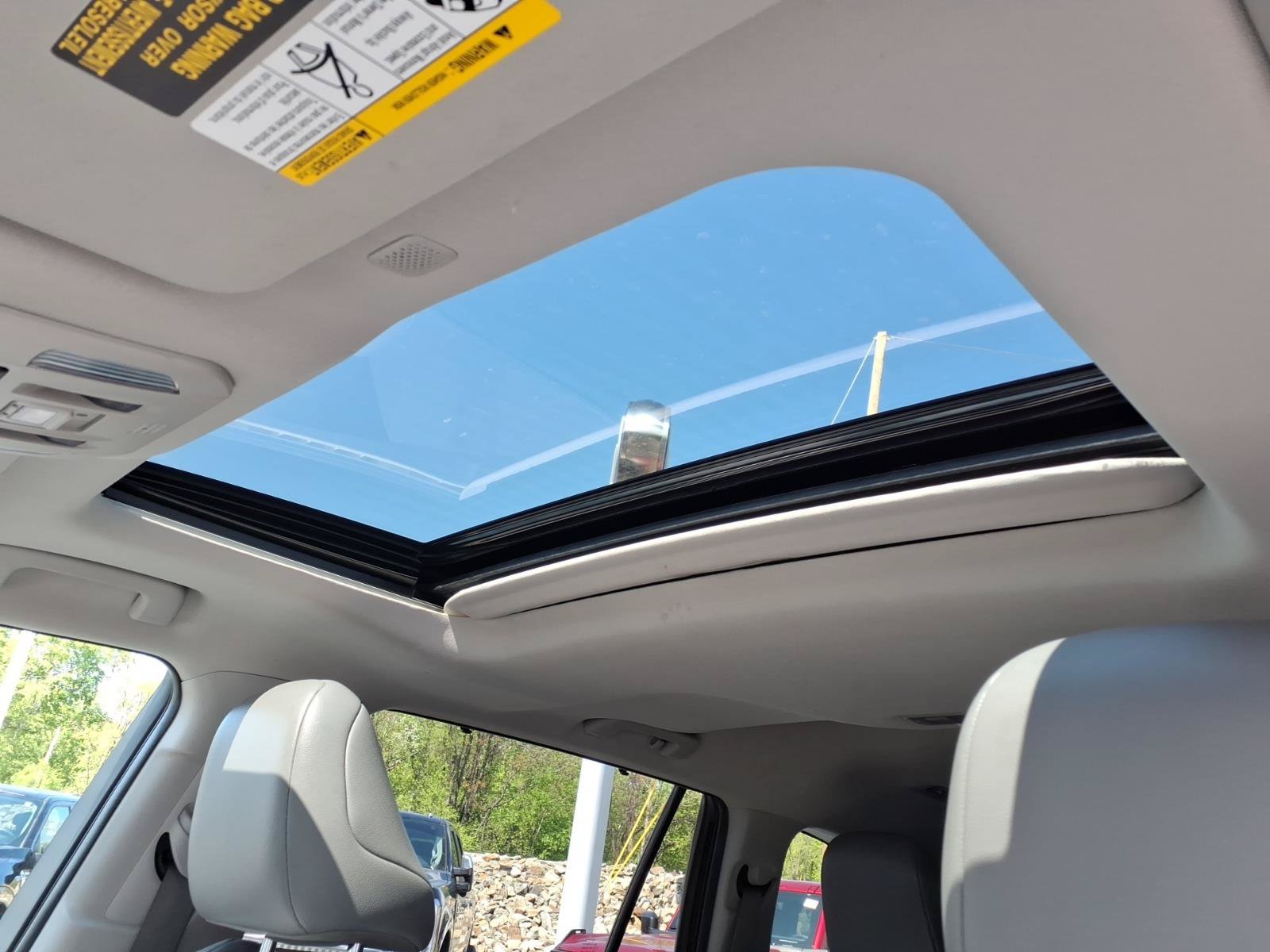 Used 2021 Toyota Highlander XLE AWD/4WD image 25