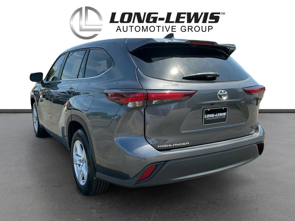Used 2024 Toyota Highlander LE FWD image 4