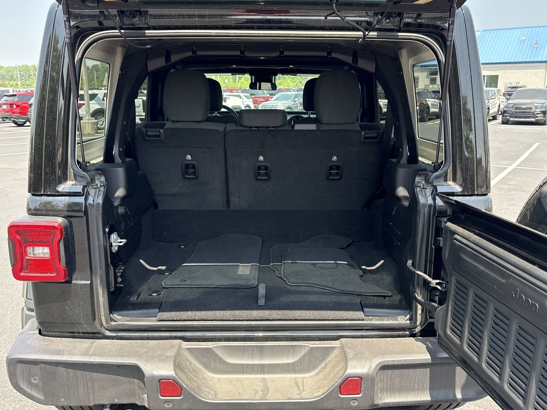 Used 2025 Jeep Wrangler Unlimited Sahara w/ Safety Group image 18