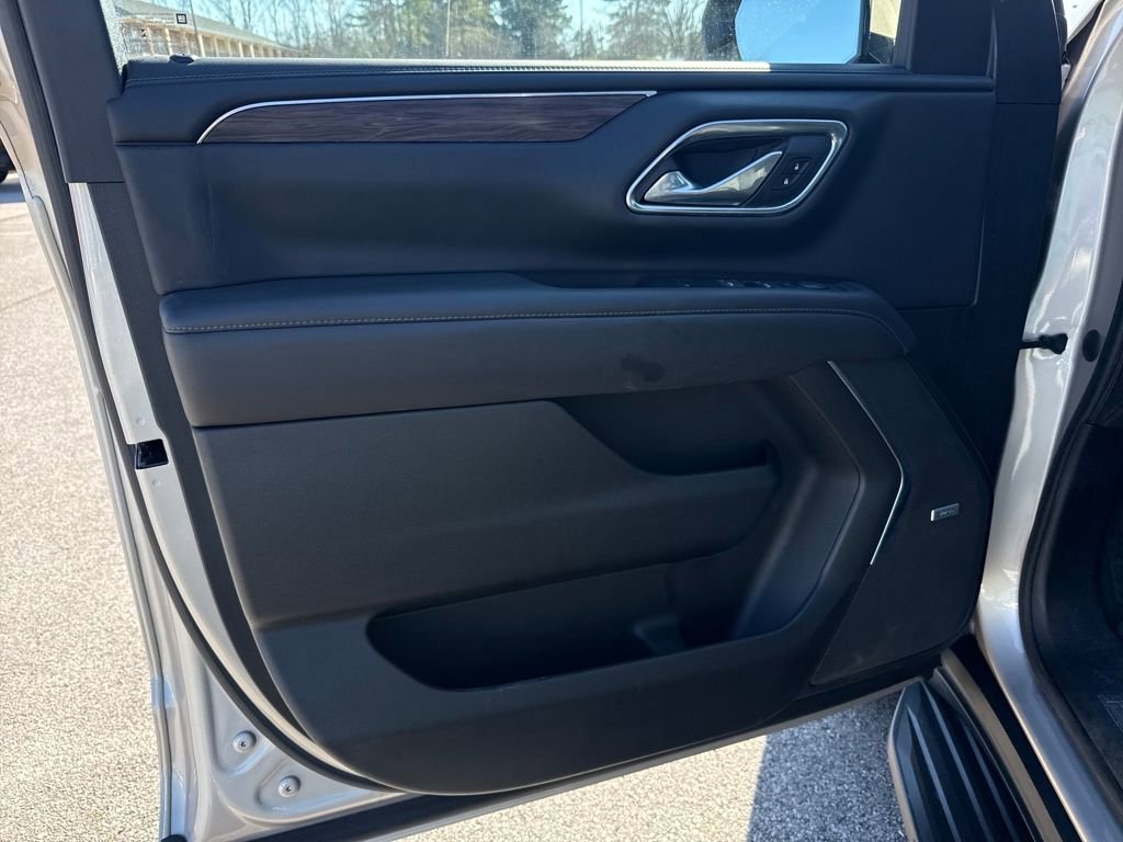 Used 2022 Chevrolet Suburban LT w/ LT Signature Package image 17