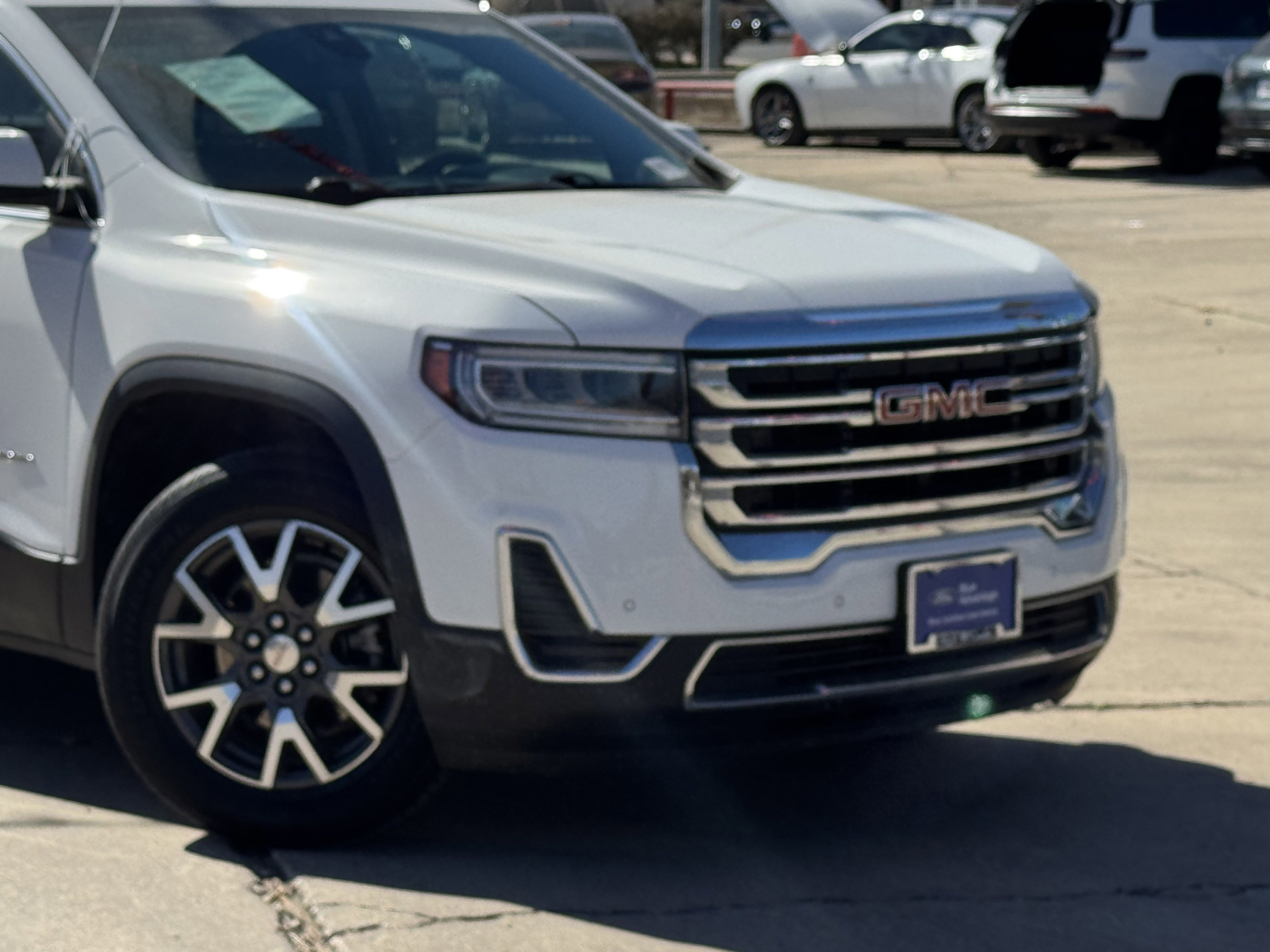 Used 2023 GMC Acadia SLE w/ Driver Convenience Package image 2