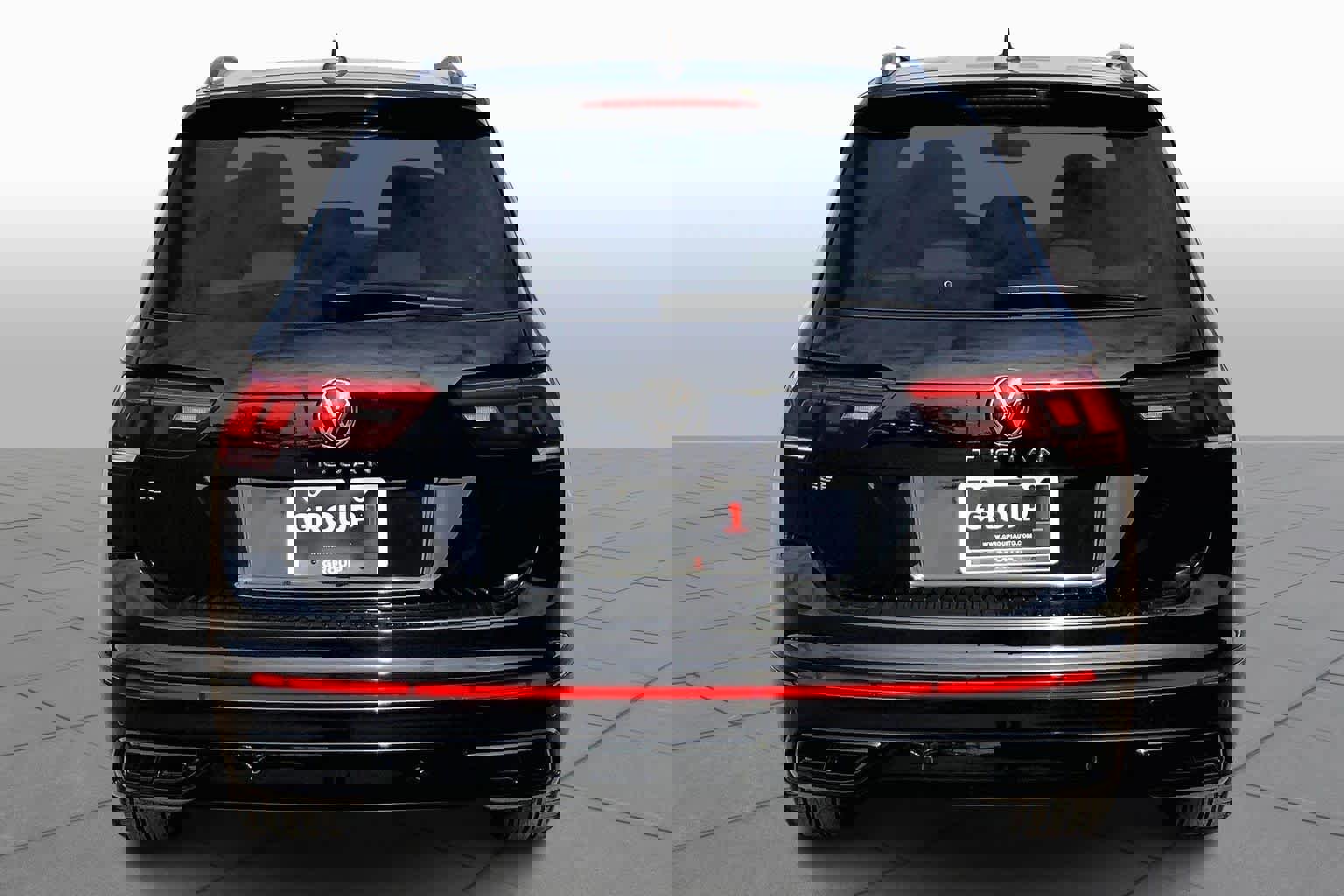 Used 2024 Volkswagen Tiguan SE R-Line image 2