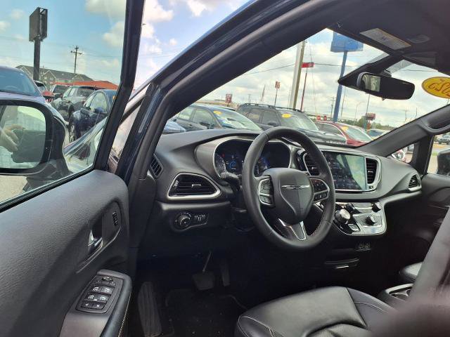 Used 2025 Chrysler Pacifica Select FWD image 6