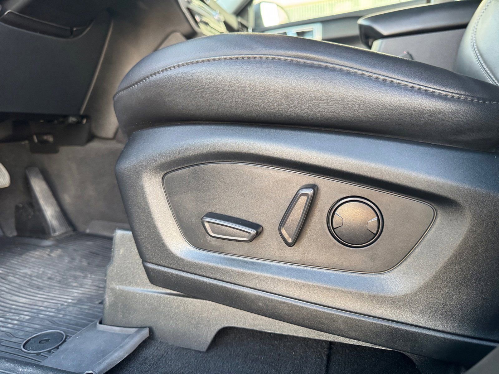 Certified 2023 Ford Explorer XLT w/ Equipment Group 202A image 20