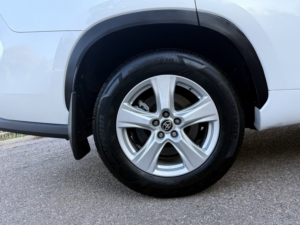 Used 2023 Toyota Highlander LE image 39