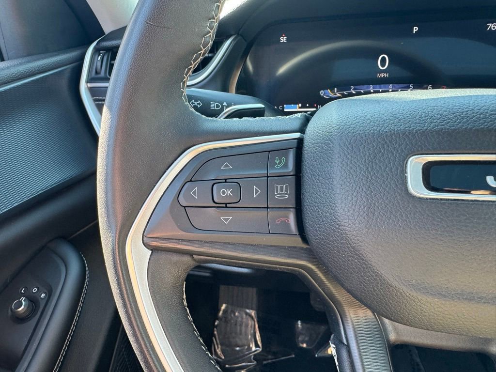 Used 2023 Jeep Grand Cherokee Laredo AWD/4WD image 29