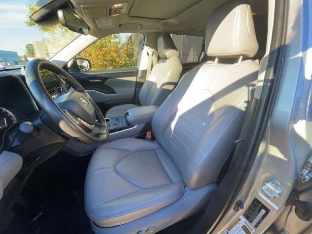 Used 2024 Toyota Highlander XLE AWD/4WD image 14