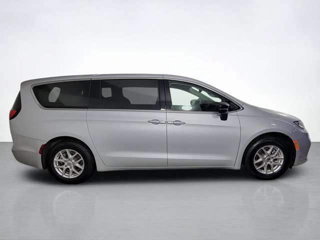 Used 2024 Chrysler Pacifica Touring-L FWD image 2