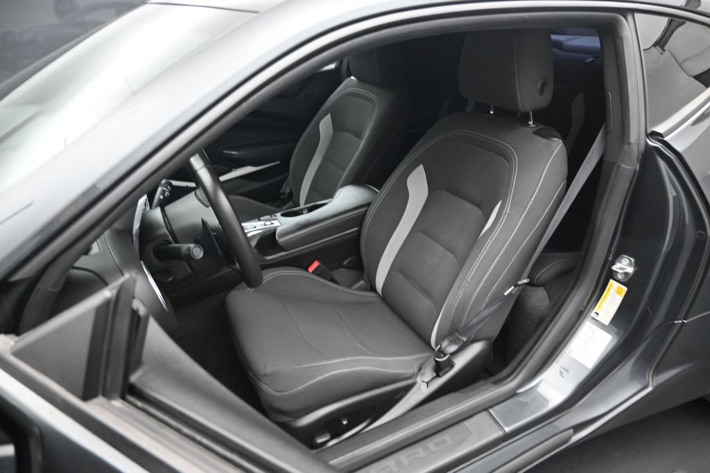 Used 2018 Chevrolet Camaro SS RWD image 9