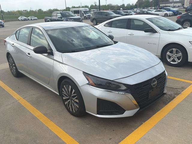 Used 2024 Nissan Altima 2.5 SV FWD image 2
