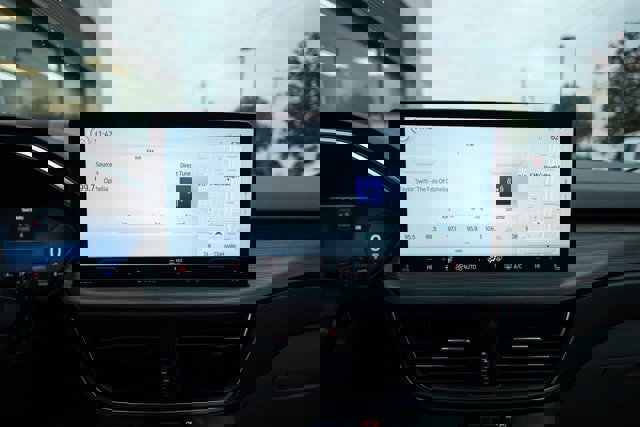 Certified 2025 Ford Escape Platinum w/ Premium Technology Package image 18