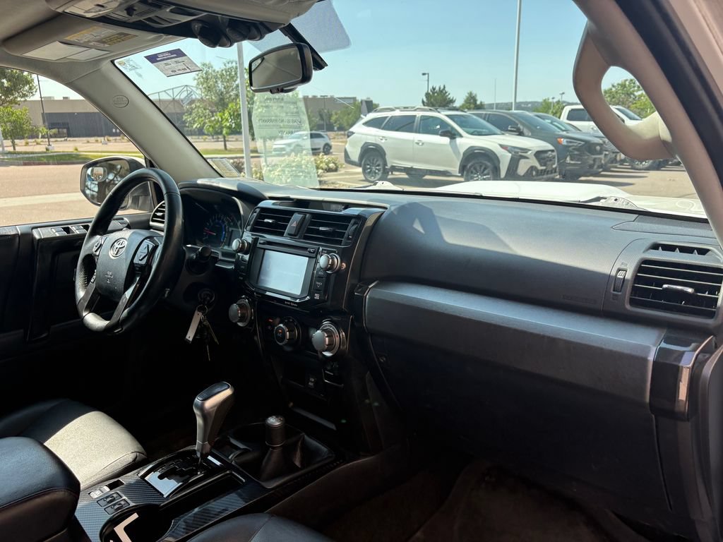 Used 2018 Toyota 4Runner SR5 AWD/4WD image 32
