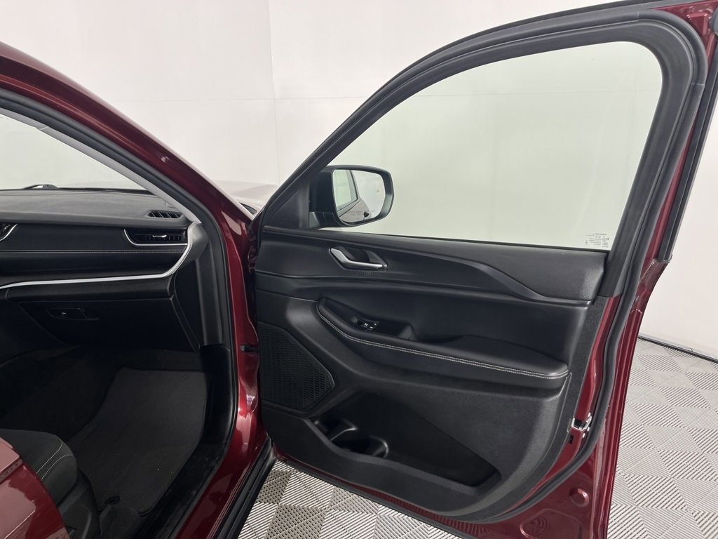 Used 2023 Jeep Grand Cherokee Laredo image 29