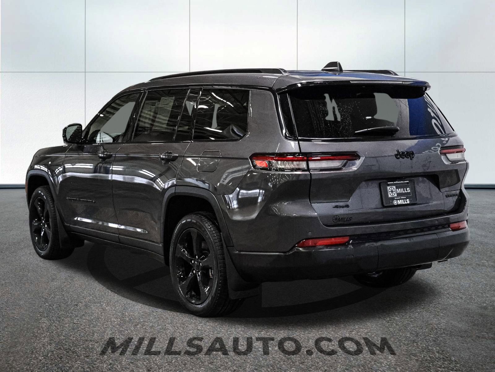 Used 2023 Jeep Grand Cherokee L Limited w/ Black Appearance Package AWD/4WD image 5