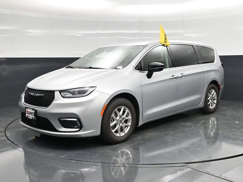 Used 2024 Chrysler Pacifica Touring-L FWD image 10