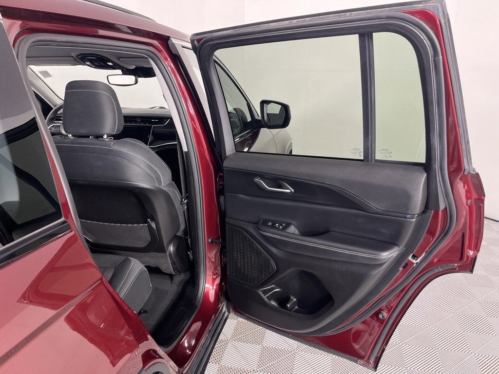 Used 2023 Jeep Grand Cherokee Laredo image 27