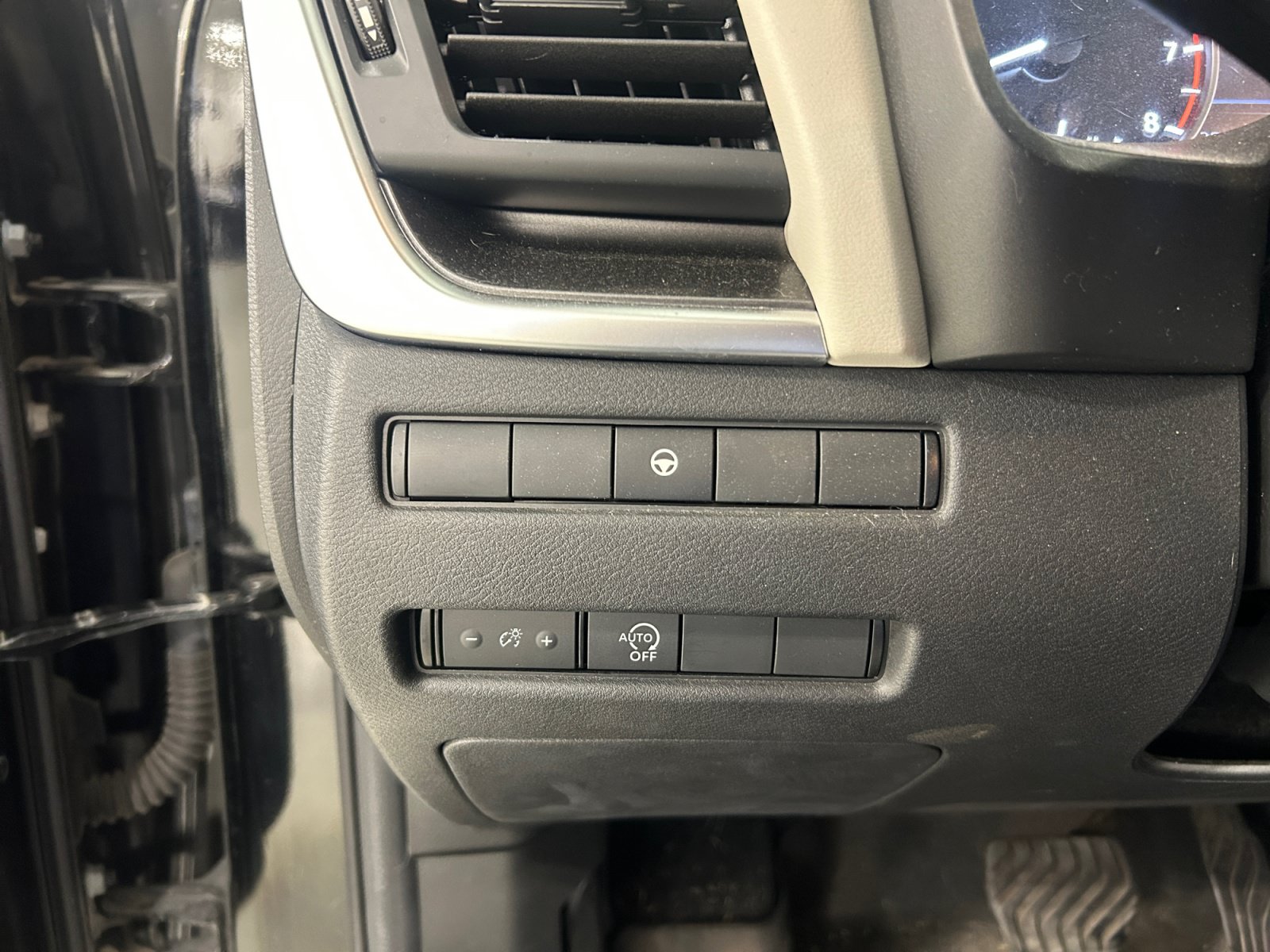 Used 2023 Nissan Rogue SV AWD/4WD image 18