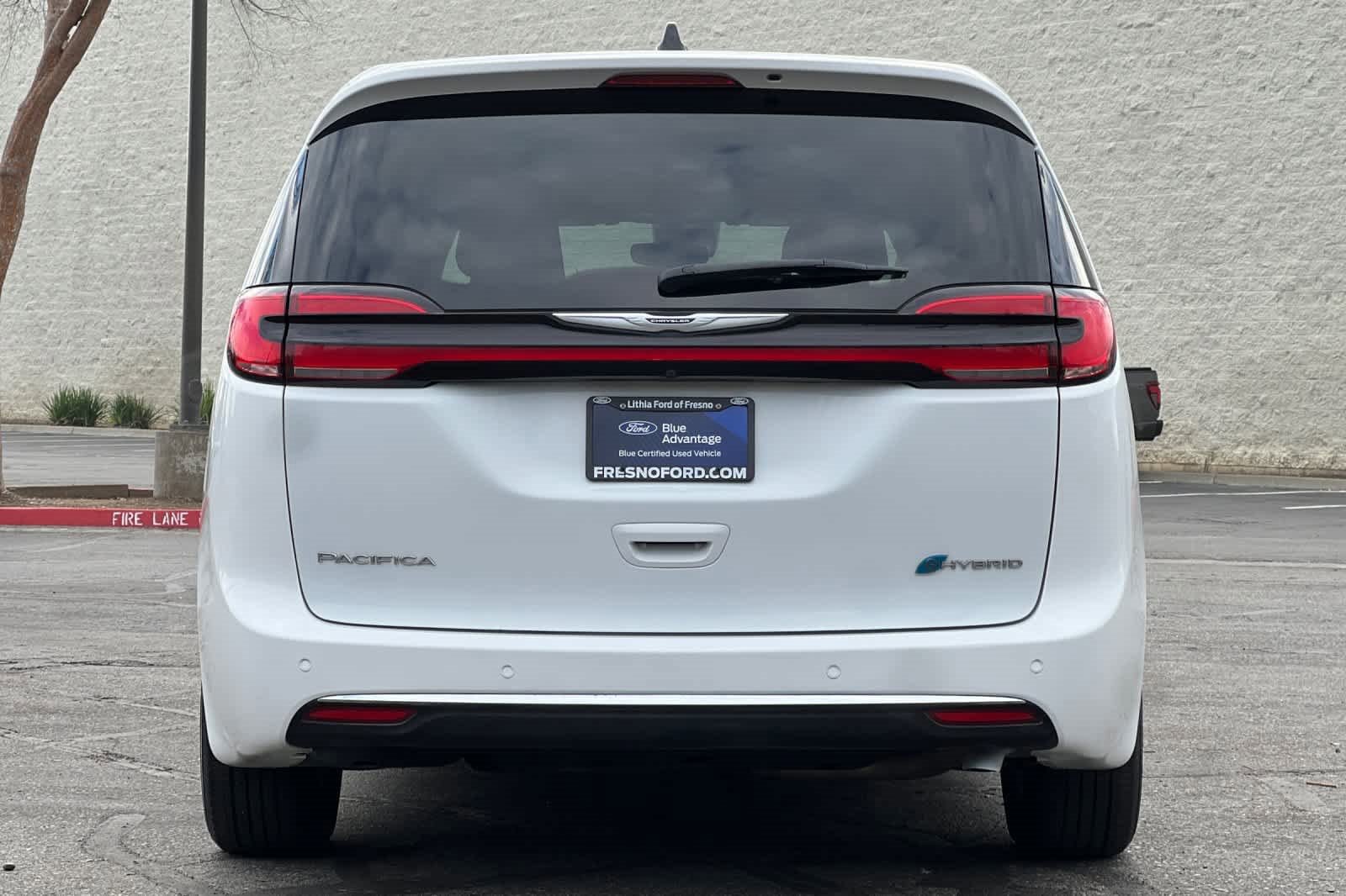 Used 2023 Chrysler Pacifica Touring-L image 4