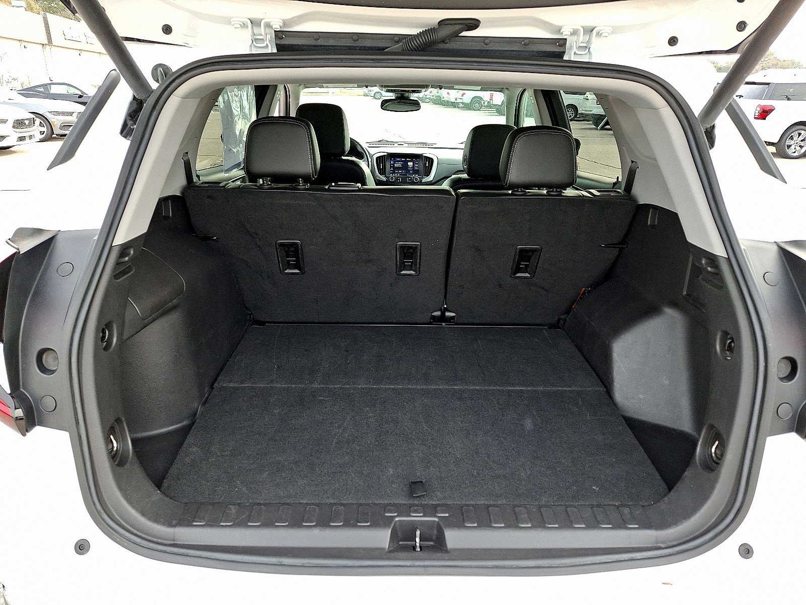 Used 2024 GMC Terrain SLT image 28