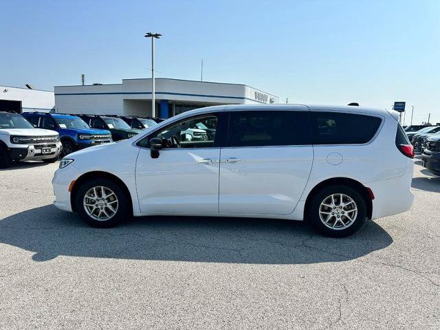 Used 2024 Chrysler Pacifica Touring-L FWD image 2