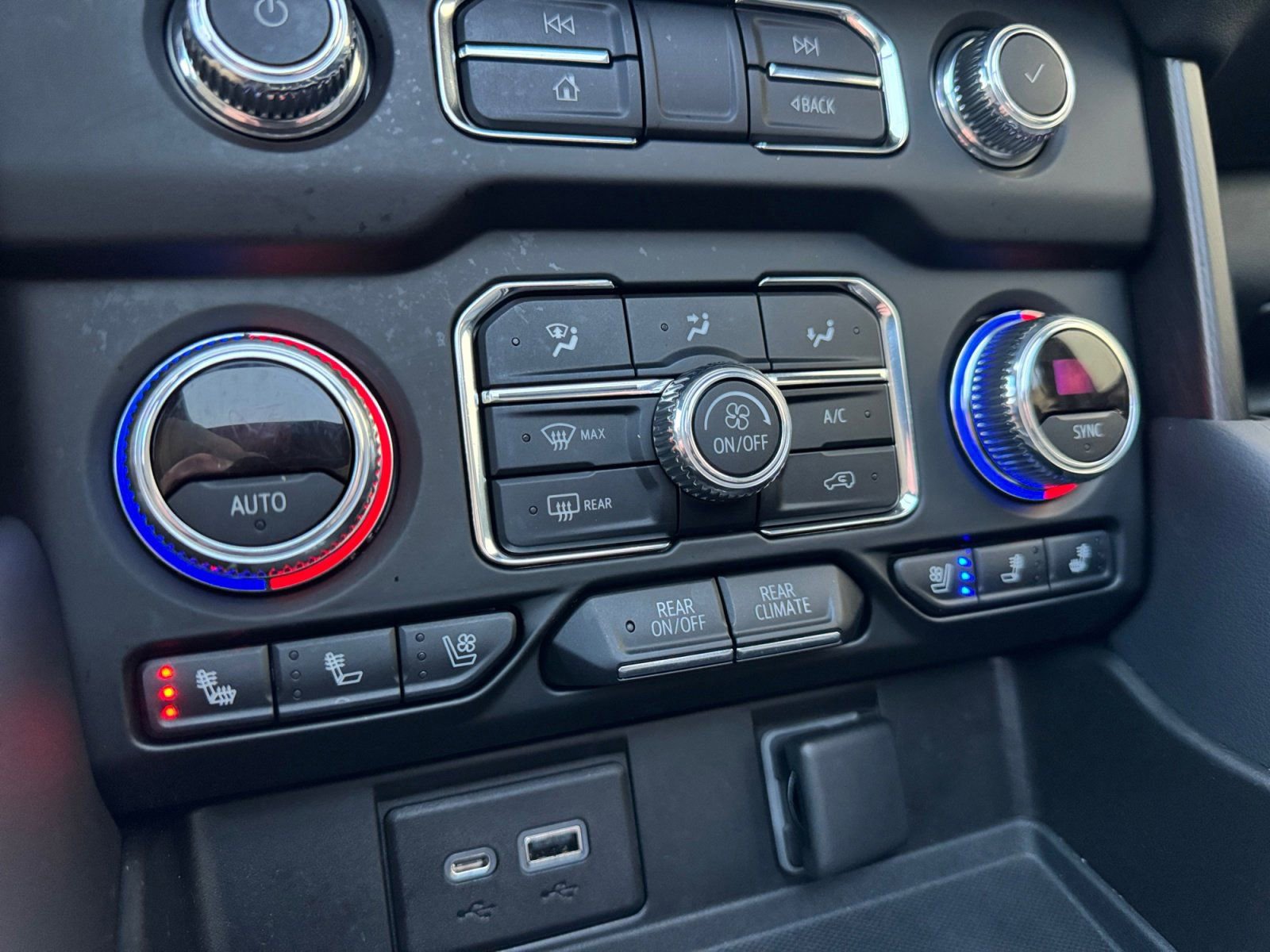 Used 2022 GMC Yukon XL AT4 image 28