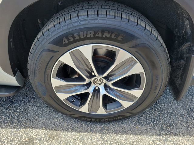 Used 2022 Toyota Highlander XLE image 6