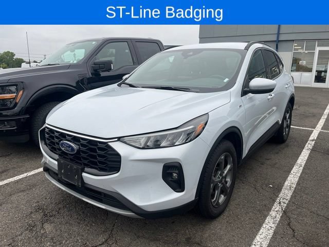 Certified 2025 Ford Escape ST-Line Select AWD/4WD image 2