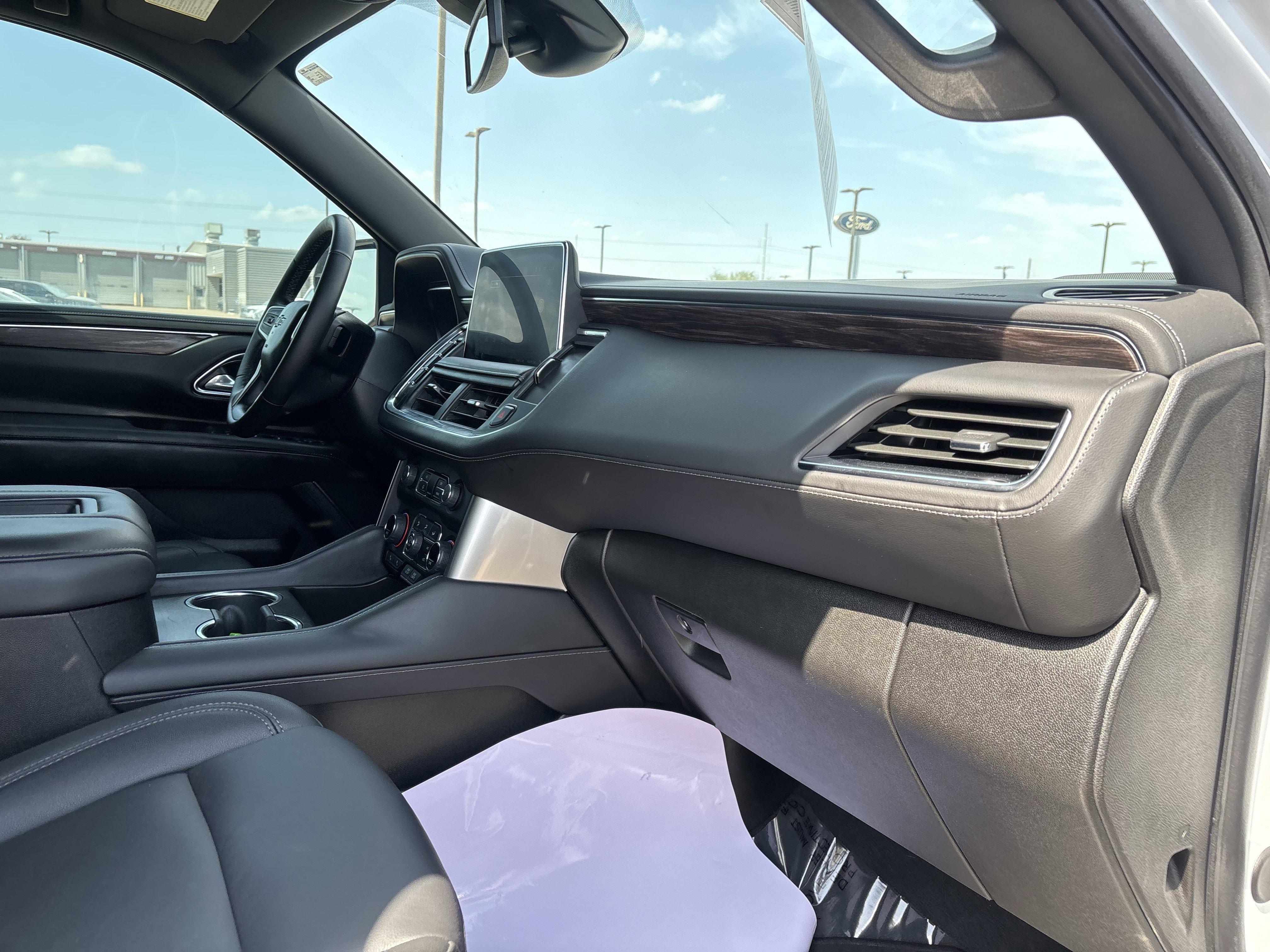 Used 2024 Chevrolet Tahoe Z71 w/ Luxury Package image 28