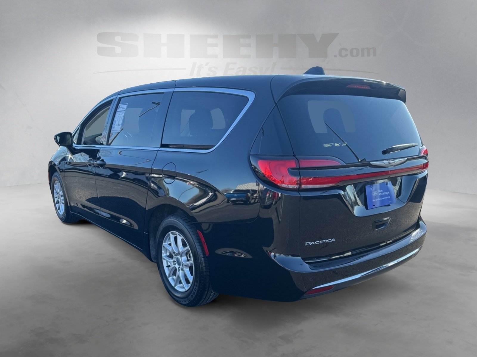 Used 2024 Chrysler Pacifica Touring-L image 14