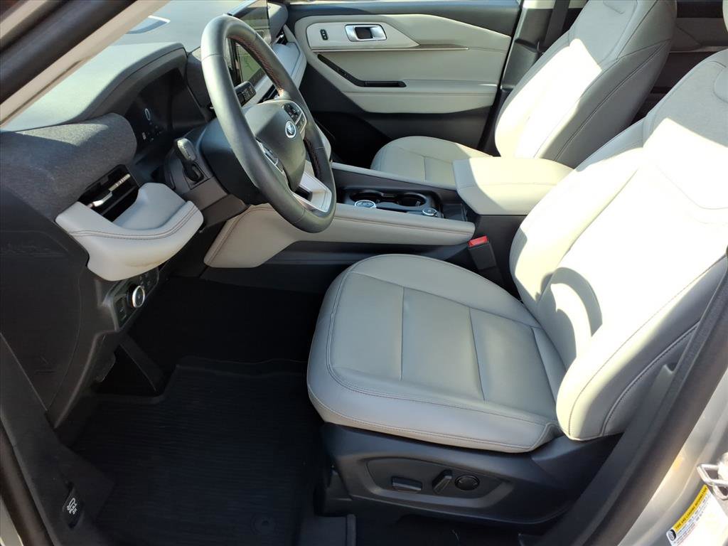 Certified 2025 Ford Explorer Active w/ Active Comfort Package AWD/4WD image 5